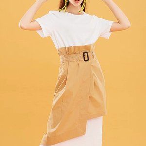 Irregular skirt with white short sleeves